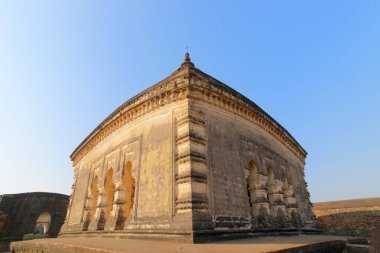 Lalji Tapınağı, Bishnupur, Batı Bengal, Hindistan 'da ünlü terracotta (kahverengimsi kırmızı renkli, süslemeli yapı malzemesi olarak kullanılan) sanat eserleri. Hindistan 'ın popüler UNESCO miras sitesi..