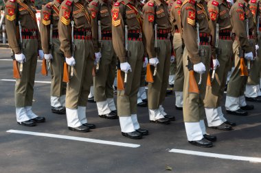 Kolkata, Batı Bengal, Hindistan - 26 Ocak 2020: Hindistan ordusu mensuplarının haki rengi elbiseleri, Hindistan 'ın Kızıl Yol' daki Cumhuriyet Günü geçit töreni, sabah ellerinde tüfeklerle geçişleri sırasında.