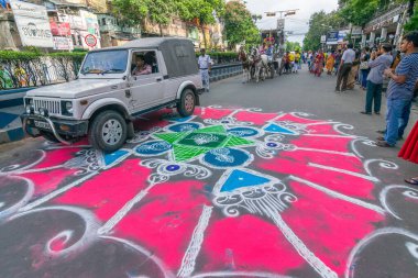 KOLKATA, Batı BENGAL, INDIA - 25 Haziran 2017: Rath Yatra festivalinde renkli yolda geleneksel elbise giymiş bir fanatik. Tanrı Jagannath, Balaram ve Tanrıça Suvadra at arabasıyla gezintiye çıkarıldı..