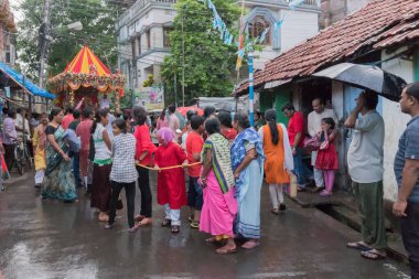 HOWRAH, Batı BEST BENGAL, INDIA - 14 Temmuz 2018: Tanrı Jagannath, Balaram ve Tanrıça Suvadra 'nın halatlarını sürükleyen dindarlar. Rath Jatra Festivali.