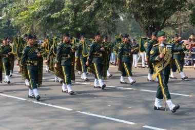 Kolkata, Batı Bengal, Hindistan - 26 Ocak 2020: Müzik grubu gibi giyinmiş, müzik enstrümanları taşıyan Hintli subaylar, Hindistan 'ın cumhuriyet günü geçit töreninde yürüyorlar.