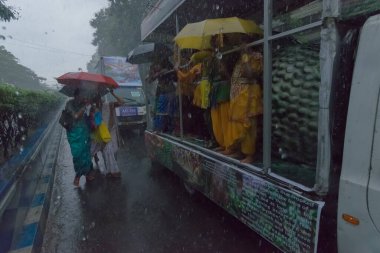 KOLKATA, Batı BENGAL, INDIA - 25 Haziran 2017: Tanrı Jagannath, Balaram ve Tanrıça Suvadra 'nın Rath (at arabası) etrafında sırılsıklam kadın dindarlar. İkon Rath Jatra Festivali.