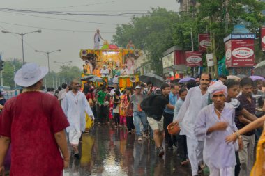 KOLKATA, Batı BENGAL, INDIA - 29 Haziran 2014: Tanrı Jagannath, Balaram ve Tanrıça Suvadra 'nın halat sürme yarışlarını (chariot) dindarları ayin olarak. İkon Rath Jatra Festivali.