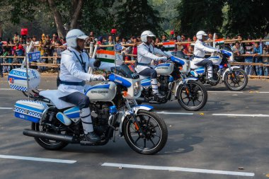 Kolkata, Batı Bengal, Hindistan - 26 Ocak 2020: Batı Bengal Polisi, Hindistan 'ın cumhuriyet günü kutlamaları için motosikletleriyle önünden geçiyor. Güvenli sürüş ile hayat mesajı kaydet.