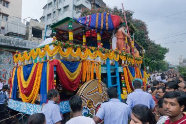 KOLKATA, Batı BENGAL, INDIA - 25 Haziran 2017: Tanrı Jagannath, Balaram ve Tanrıça Suvadra 'nın arabası. İkon Rath Jatra Festivali.