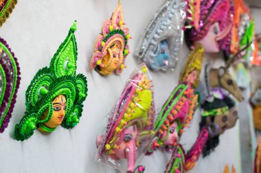 Renkli Chhau (veya chhou) maskesi, Hindistan 'ın eski Batı Bengal kenti Charida, Purulia - Bangla' da sergilenmektedir. Chhau veya Chhou, Hindistan 'ın geleneksel kabile dansı festivali..