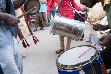 KOLKATA, INDIA - 14 Temmuz 2018: Rath Jatra festivalinde davul çalan çok sayıda davulcu. Lord Blalaram, Batı Bengal, Hindistan 'daki Rath Jatra festivali için ibadet ediliyor..