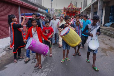 Howrah, Batı Bengal, Hindistan - 22 Temmuz 2018: Rath Jatra festivalinde davul çalan bateristler, Tanrı Jagannath, Balaram ve Tanrıça Suvadra 'nın arabalarını sürüklerken,.