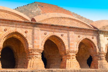 Rasmancha kemerleri, Hindistan 'ın en eski tuğla tapınağı Bishnupur, Batı Bengal, Hindistan' daki turistik eğlence merkezi. Terracotta yanmış kil yapısı eşsizdir. Ras festivalinde Hindu tanrılarına tapılıyordu..