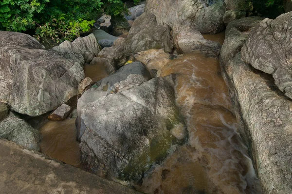 Piękny Wodospad Bamni Pełnych Strumieniach Wody Płynącej Dół Wśród Kamieni — Zdjęcie stockowe