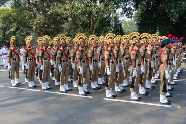 西孟加拉邦加尔各答 2020年1月26日 印度中央社会福利局 Cswb 的士官生们身着卡其布裙 头戴五颜六色的帽子走过 参加红色路上的国庆阅兵式 — 图库照片
