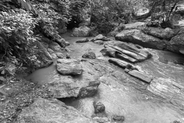 Krásný Bamni Vodopád Plnými Potoky Vody Tekoucí Kopce Mezi Kameny — Stock fotografie