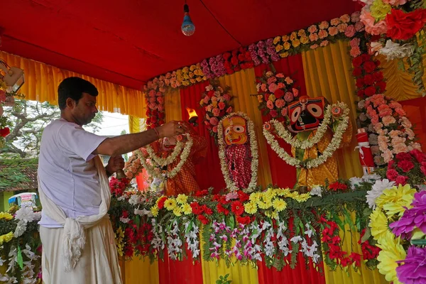 ハワラ 西ベンガル州 インド 7月7日2019 ヒンズー教の聖職者は神聖な光で神Jagannath Balaram Suvodraの偶像を崇拝します ラタジャトラ祭りはインドで有名なヒンズー教の祭りです — ストック写真