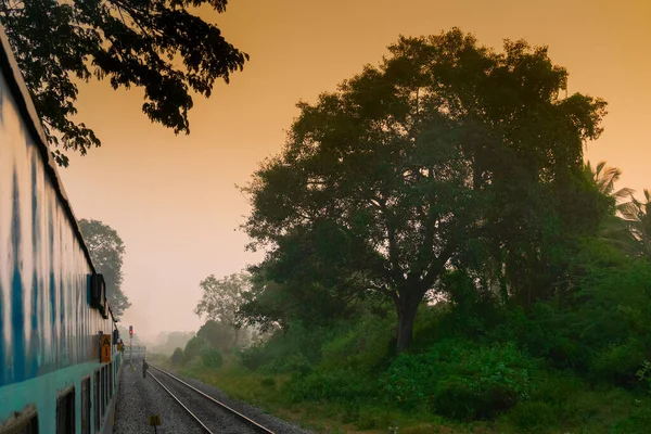 Tren Corriendo Hacia Horizonte Donde Sale Sol Cielo Anaranjado Nuevo —  Fotos de Stock