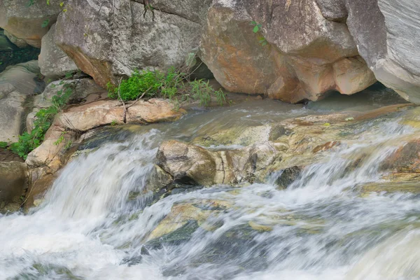 Όμορφη Καταρράκτη Turga Έχει Πλήρη Ρέματα Νερού Που Ρέει Προς — Φωτογραφία Αρχείου