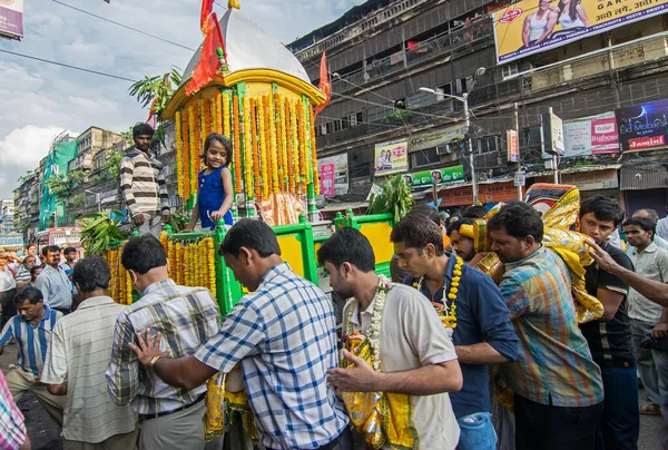 Κολκατα Ινδια Ιουλιου 2015 Ινδουιστές Πιστοί Κάνουν Κύκλους Γύρω Από — Φωτογραφία Αρχείου