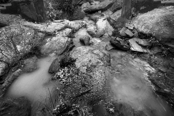Schöner Bamni Wasserfall Mit Vollen Wasserströmen Die Zwischen Steinen Hinunter — Stockfoto