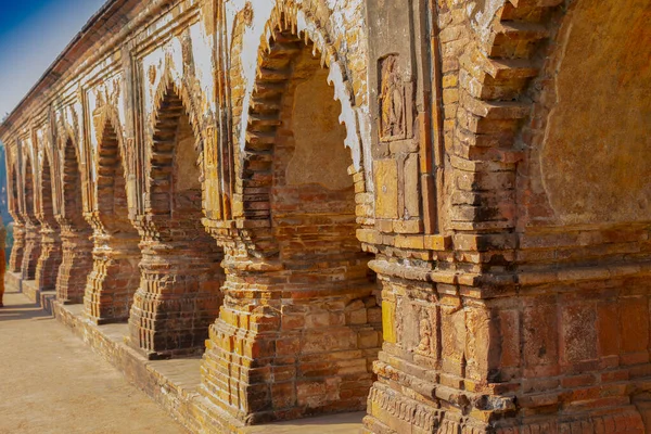 印度最古老的砖塔 印度西孟加拉邦比什努普的旅游胜地 拉斯曼查拱门 兵马俑烧的粘土结构是独一无二的 在拉斯节 印度教的神像在这里被崇拜 — 图库照片