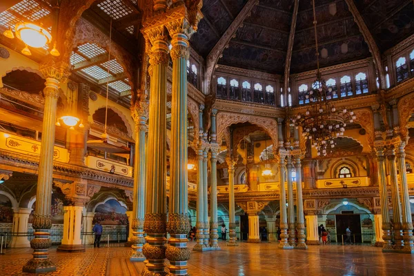 MYSORE, BANGALORE, INDIA - 25 Kasım 2018: Kraliyet Mysore Sarayı içindeki Kalyana Mantapa ya da evlilik salonu, güzel dekore edilmiş iç duvar ve çeperler, çok ünlü bir turistik cazibe merkezi,.