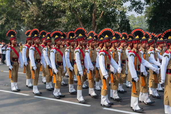 2020年1月26日 印度西孟加拉邦加尔各答 印度军官头戴五颜六色的帽子 手持来复枪行军 参加国庆阅兵式 — 图库照片