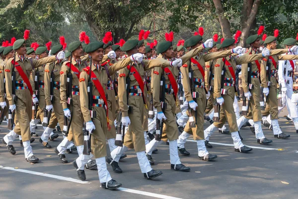 西孟加拉邦加尔各答 2020年1月26日 印度国家士官团 Ncc 的士官生们身着卡其布裙头戴红羽毛帽走过 庆祝印度共和国日 — 图库照片
