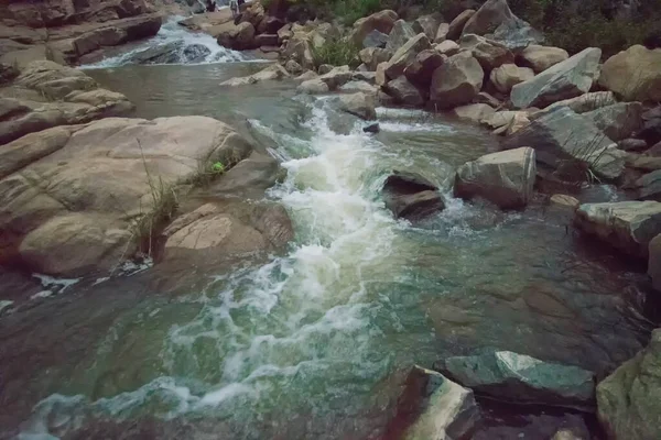 Schöner Ghatkhola Wasserfall Mit Vollen Wasserströmen Die Zwischen Steinen Hinunterfließen — Stockfoto
