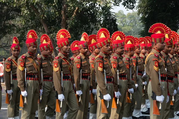 西孟加拉邦加尔各答 2020年1月26日 在共和国日阅兵式上 印度军官头戴鲜艳漂亮的橙色帽子 手持步枪走过 — 图库照片