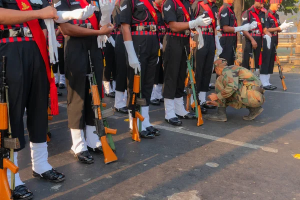 2018年1月23日 印度西孟加拉邦加尔各答 印度武装部队的军官们带着轻机枪走过 准备参加2018年1月26日的印度共和国日大提琴节 — 图库照片