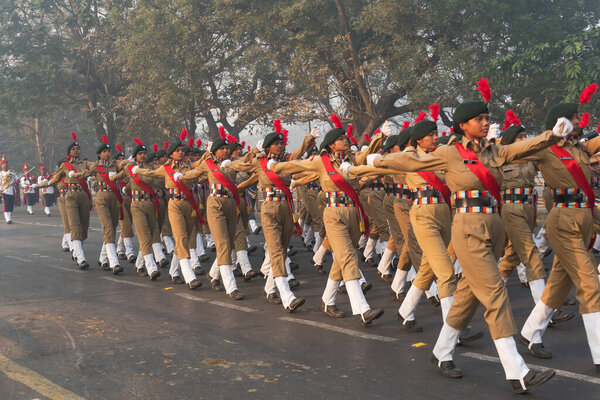 RED ROAD, KOLKATA, WEST BENGAL / INDIA - 21ST JANUARY 2018: Проходят кадеты Индийского национального кадетского корпуса (NCC), готовясь к празднованию Дня Республики Индии 26.01.2018.