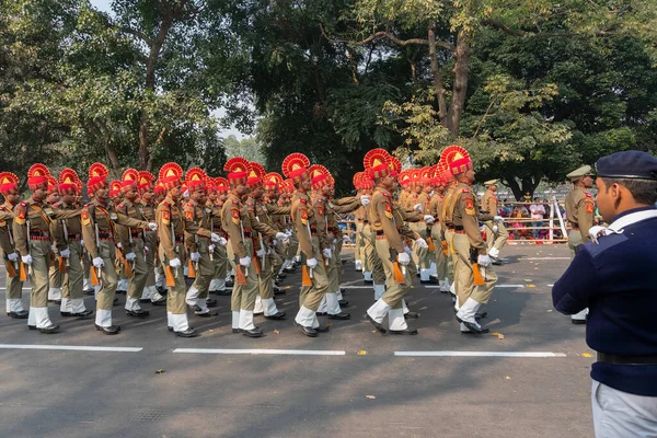 西孟加拉邦加尔各答2020年1月26日 印度军官头戴鲜艳的帽子 手持来复枪行军 参加共和国日阅兵式 一个警察从远处注视着 — 图库照片
