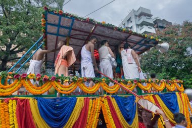 KOLKATA, Batı BENGAL, INDIA - 25 Haziran 2017: Tanrı Jagannath, Balaram ve Tanrıça Suvadra 'nın arabası. İkon Rath Jatra Festivali.