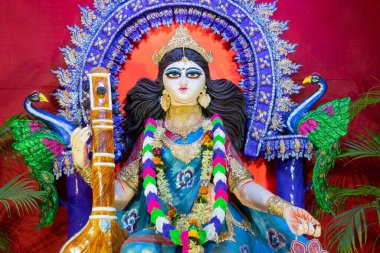 Kolkata, Batı Bengal, Hindistan 'da Tanrıça Saraswati' nin İdolü. Saraswati, Hindu bilgi, müzik, sanat, bilgelik ve öğrenim tanrıçası. İbadet, mükemmelliğe ulaşmak için kutsanmıştır..