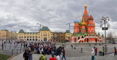 KREMLIN SQUARE, MOSCOW, RUSSIA - 27 Nisan 2018: Moskova Kızıl Meydan Kremlin kulelerinin manzarası. Moskova 'nın dünyaca ünlü mimarisi, Başkent Rusya.