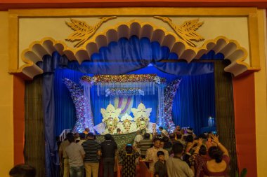 KOLKATA, Batı BENGAL, INDIA - 2 Temmuz 2017: Tanrı Jagannath, Balaram ve Tanrıça Suvadra 'nın Hint ritüeli olarak süslenmiş Rath (at arabası). İkon Rath Jatra Festivali.