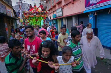 HOWRAH, Batı BEST BENGAL, INDIA - 22 HAZİRAN 2018: Tanrı Jagannath, Balaram ve Tanrıça Suvadra 'nın kutsal halatını çekmek için sokaklarda sürükleyen genç Bengali Hindu dindarları.
