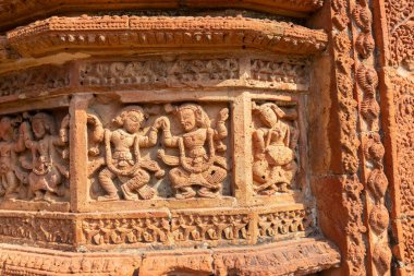Madanmohan Tapınağı, Bishnupur, Batı Bengal, Hindistan 'da ünlü terracotta (kahverengimsi kırmızı renkli, süslemeli yapı malzemesi olarak kullanılan) yardım sanat eserleri. Hindistan 'ın UNESCO miras bölgesi.