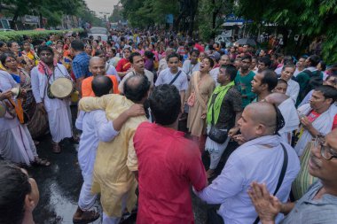 KOLKATA, Batı BENGAL, INDIA - 25 Haziran 2017: Kolkata şehrinde Rath yatra fetivali üzerinde ruhani olarak dans edenler. Tanrı Jagannath, Balaram ve Tanrıça Suvadra tapınakların dışına çıkarıldı..