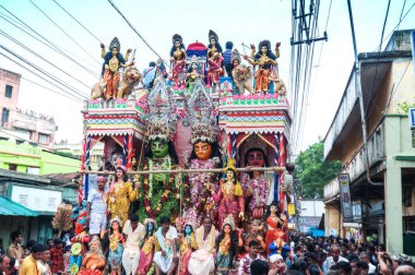 KOLKATA, Batı BENGAL, INDIA - 12. AĞUSTOS 2012: Dini Hindu dindarlar, Lord Ram 'ın iplerini çekiyorlar. Ram bir Hindu tanrısıdır, Ramayana 'nın binlerce yıl önce yazdığı destansı hikayesine dayanır..