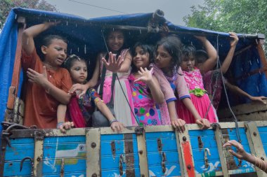 KOLKATA, Batı BENGAL, INDIA - 25 Haziran 2017: Tanrı Jagannath, Balaram ve Tanrıça Suvadra 'nın Rath (at arabası) etrafında sırılsıklam çocuk düşkünleri. İkon Rath Jatra Festivali.