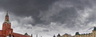 Kızıl Meydan 'daki Moskova Kremlin' in Spasskaya Kulesi, üzerinde beş yıldızlı dev saat ile Rusya 'da komünizmin sembolü olarak hizmet vermiştir..