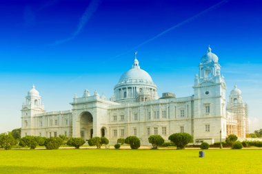 Victoria Memorial, Kolkata, Kalküta, Batı Bengal, Hindistan mavi gökyüzü. Çok ünlü bir Hint Mimarisi Tarihi Anıtı.