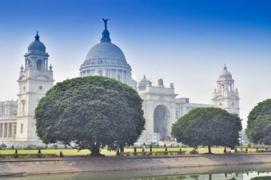 Victoria Memorial, Kolkata, Hindistan. Hint Mimarisi Tarihi Anıtı. Kraliçe Victoria 'nın Hindistan' daki 25 yıllık hükümdarlığını anmak için 1906 ve 1921 yılları arasında inşa edildi..
