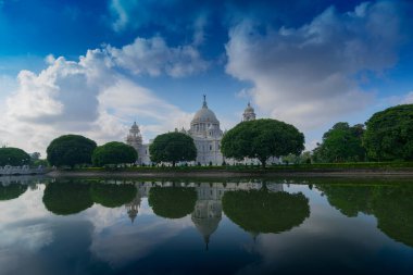 Victoria Memorial, Kolkata, Kalküta, Batı Bengal, Hindistan mavi gökyüzü ve su yansıması. Hindistan 'da Kraliçe Victoria' nın 25 yıllık hükümdarlığının anısına yapılmış tarihi Hint mimarisi anıtı..