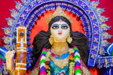 Kolkata, Batı Bengal, Hindistan 'da bir müzik enstrümanı olan Veena ile Tanrıça Saraswati' nin İdolü. Saraswati, Hindu bilgi, müzik, sanat, bilgelik ve öğrenim tanrıçası..
