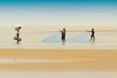 TAJPUR, Batı BEST BENGAL, INDIA - 22 Haziran 2014: Bengal Körfezi kıyılarında eşi ve oğluyla balık tutan bir balıkçı. Balıkçılık, Tajpur 'daki birçok kişi için geçim kaynağıdır..