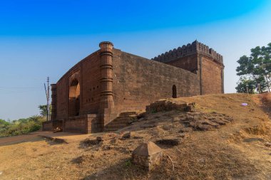 Geniş bir kapı - Pathar Darwaja olarak bilinen güzel kemerli bir kapı, giyinik yanal bloklarla yapılır. Bishnupur, Batı Bengal 'de ünlü bir turistik yerdir..