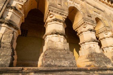 Lalji Tapınağı, Bishnupur, Batı Bengal, Hindistan 'da ünlü terracotta (kahverengimsi kırmızı renkli, süslemeli yapı malzemesi olarak kullanılan) sanat eserleri. Hindistan 'ın popüler UNESCO miras sitesi..