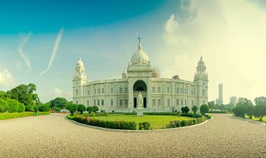 Victoria Memorial, Kolkata, Kalküta, Batı Bengal, Hindistan 'ın güzel panoramik görüntüsü. Hint Mimarisi Tarihi Anıtı. Kraliçe Victoria 'nın Hindistan' daki 25 yıllık saltanatının anısına inşa edildi..