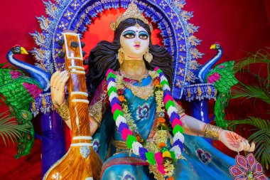 Kolkata, Batı Bengal, Hindistan 'da bir müzik enstrümanı olan Veena ile Tanrıça Saraswati' nin İdolü. Saraswati, Hindu bilgi, müzik, sanat, bilgelik ve öğrenim tanrıçası..