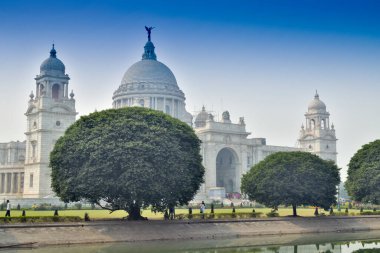 Victoria Memorial, Kolkata, Hindistan. Hint Mimarisi Tarihi Anıtı. Kraliçe Victoria 'nın Hindistan' daki 25 yıllık hükümdarlığını anmak için 1906 ve 1921 yılları arasında inşa edildi..